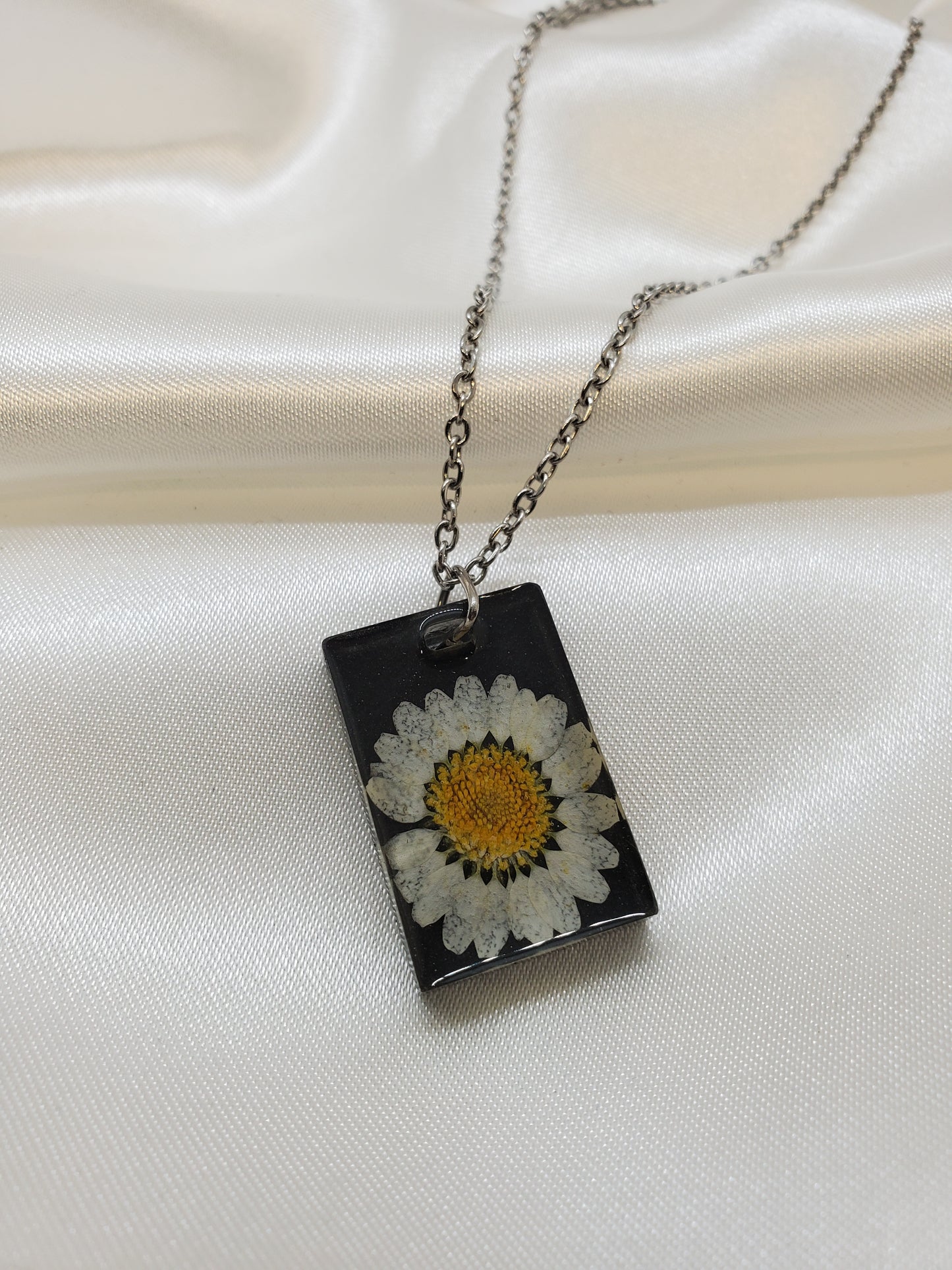 White Daisy Necklace in Resin Epoxy