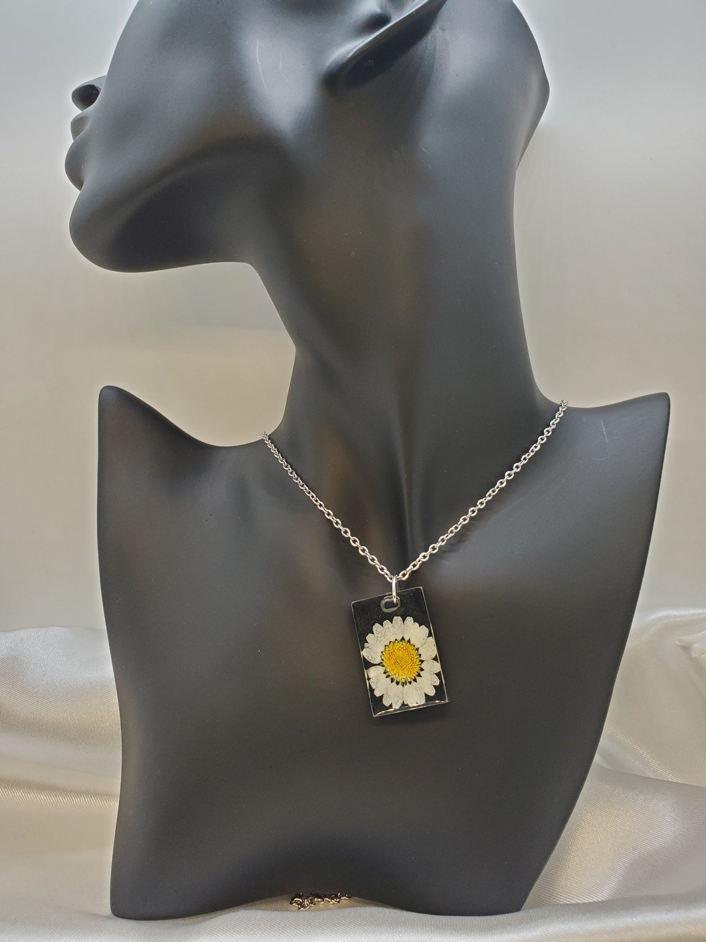 White Daisy Necklace in Resin Epoxy