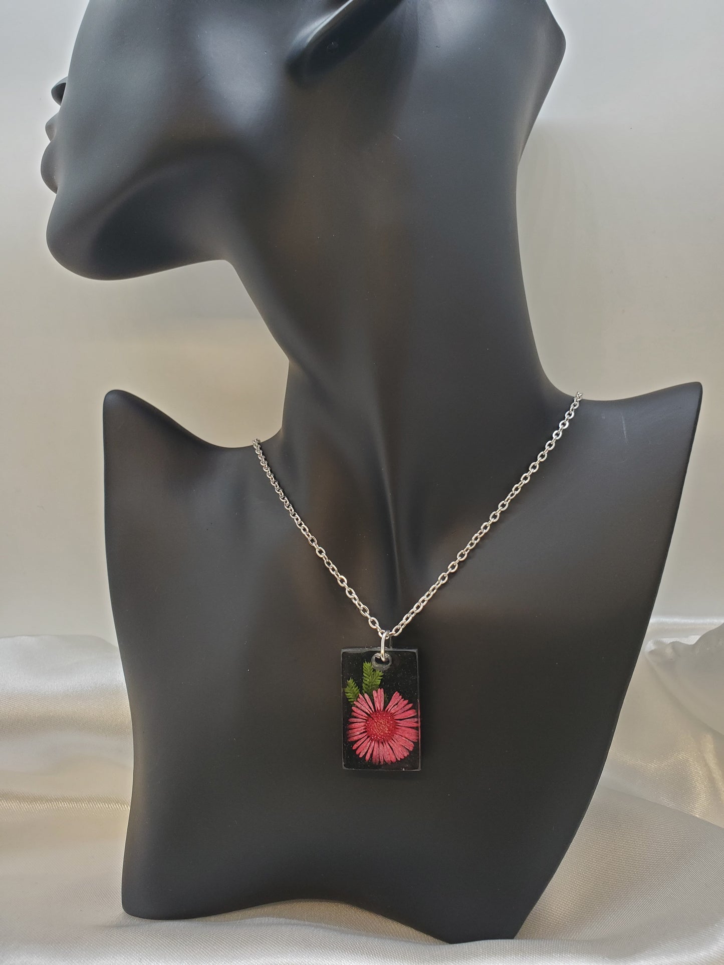 Red Needle Chrysanthemum Necklace in Resin Epoxy